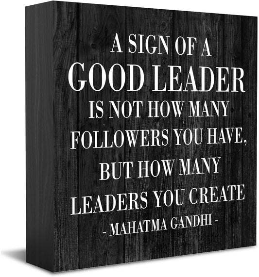 HTBIG A Sign of A Good Leader Desk Decor Sign, Office Decor For Boss Leader Gifts, Rustic Wood Sign for Boss Mentor Home Office Desk Shelf Table Decoration Gift